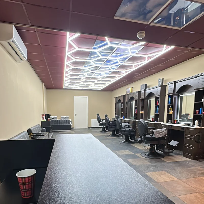 Barber Hola barbershop locatie in Apeldoorn aan Korianderplein 19